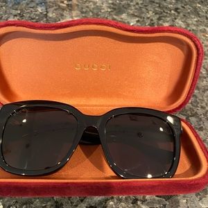 100% Authentic GUCCI sunglasses with velvet GUCCI case